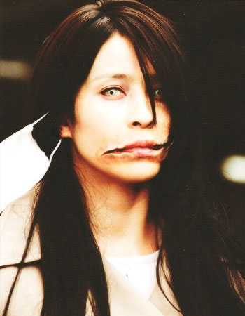 Kuchisake Onna retirando a mascara